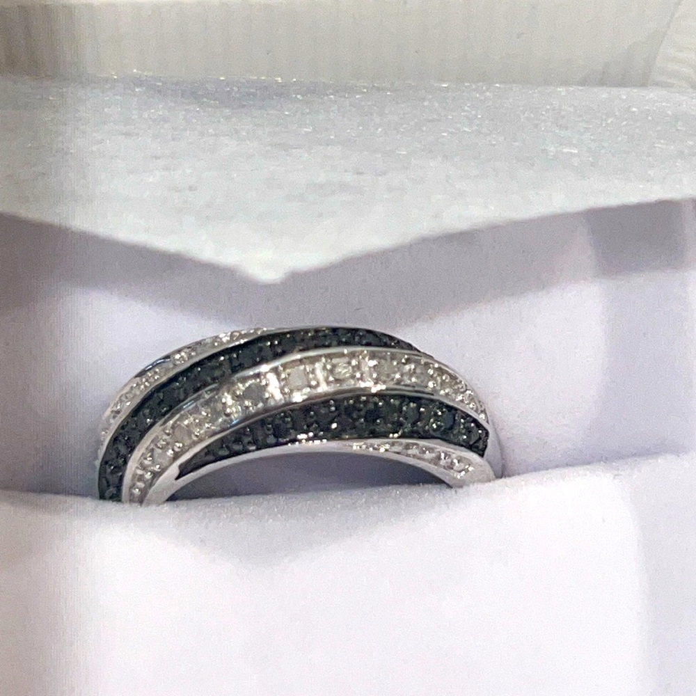 Sterling silver ring with black and white diamond accents NWT size 7.5